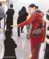 幻灯：张柏芝怀孕四月食欲暴涨 小心蹲下喂儿子