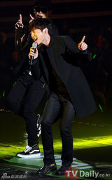 组图：权志龙发型新潮参加公演 SISTAR性感妩媚