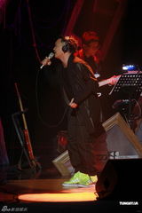 高清组图：陈奕迅香港开唱 靠唱功长裤T恤也疯狂