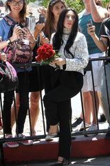 组图：LadyGaga身着高领毛衣金鸡独立引围观