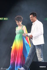 组图：汪明荃助阵关菊英演唱会 黄日华陈豪献唱