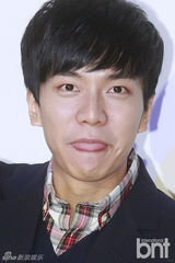 组图：韩星李升基现身签名会 吐舌大笑心情好