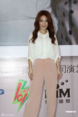 高清组图：田馥甄上海签售 和粉丝亲昵合影无架子