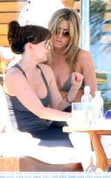 幻灯图：安妮斯顿墨西哥过生日 杰拉德-巴特勒作陪