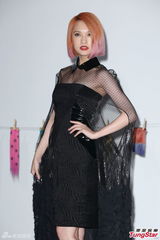 组图：小S杨丞琳同性暧昧 激情互摸挑逗尺度大