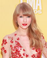 组图：斯威夫特穿红花点缀长裙亮相音乐奖