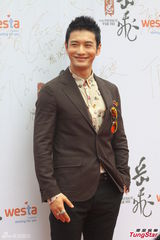 组图：黄晓明帅气走红毯 张馨予黄西装亮眼