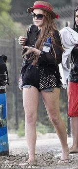 组图：林赛-罗韩海边穿比基尼大秀豪乳