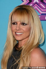 组图：布兰妮黑裙金链亮相记者会 秀巨钻女人味十足