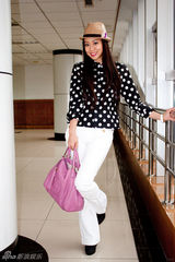 组图：吴辰君街拍LOOK 黑白波点衬衣搭配白裤