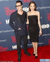 组图:不要得罪化妆师！朱莉脸涂白粉亮相很灾难