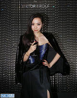 组图：张靓颖水晶礼服亮相戛纳 曳地长裙秀美腿