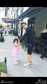 组图：王诗龄纽约登T台 小公主不改吃货本色