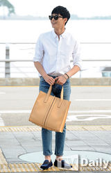 组图：韩星朴瑞俊穿白衬衣牛仔裤变森男