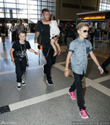 组图：小贝受伤仍单手抱女 小七害羞捂脸萌翻