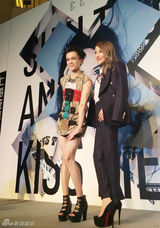 组图：惊呆！萧亚轩上海签售 男粉丝穿高跟热舞