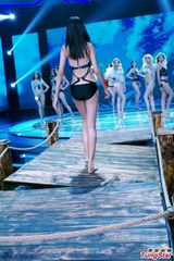 组图：超模大赛出奇招 跷跷板T台考验长腿功力