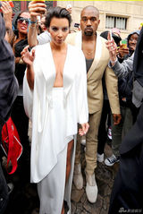 组图：卡戴珊新婚在即 中开白裙秀双球