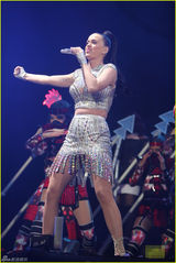 组图：水果姐穿霸气银装开唱 扭腰热舞性感十足