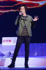 组图：李健回清华放歌 望学弟妹拥有年轻的心