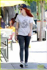 组图：克里斯汀-斯图尔特休闲装扮 纹身吸睛