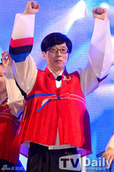 组图：韩星孙艺珍刘在石珉豪等为国足加油