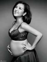 组图：何洁赫子铭幸福写真曝光 大秀曲线