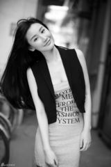 组图：刘璐珈黑白写真曝光 清新甜美妩媚撩人