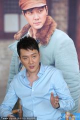 组图：《黄金时代》冯绍峰受访 汤唯白裙露甜笑