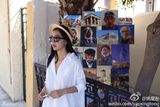 组图：龙女郎姚星彤清纯白裙漫步希腊街头