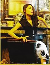 组图：王菲罕见昔日性感大片 穿内衣仰躺沙发