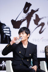 独家：《哭泣男人》张东健黑衣亮相与粉丝互动