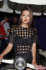 组图：谢婷婷透洞外衣搭热裤 火辣骑机车