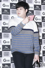 组图：EXO带妆出席专场巡演记者会 帅气逼人