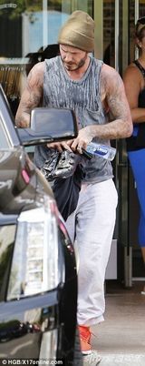 组图：小贝汗流浃背仍顶绒线帽 要风度不要温度