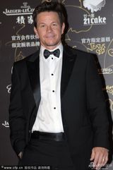 组图：《变4》马克·沃尔伯格黑领结帅气亮相