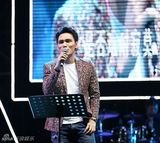 组图：杨宗纬献唱南京音乐节 动情演绎王菲金曲