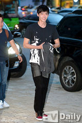 组图：《异乡人》杀青 李钟硕短发显憔悴