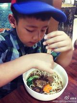 组图：石头吃面扮鬼脸 郭涛：爱吃面是随我