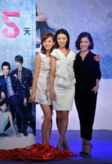 组图：《闺蜜》三大美女陈意涵薛凯琪杨子珊相约票房过6亿裸泳庆祝