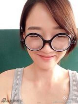 组图：34D好沉！陈乔恩变眼镜妹 网友赞胸好大