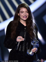 组图：洛德获最佳摇滚音乐录影带大奖 开心大笑