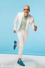 组图：平安全新写真曝光 白色西装显阳光活力