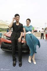 组图：郭晓冬代言车展 与小陶虹放飞彩虹桥