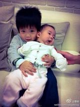 策划：我家有娃初长成 爸爸2萌娃幼时照大曝光