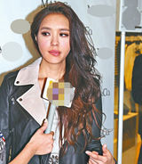 组图：官恩娜面瘫嘴歪眼斜 哭喊靠脸吃饭