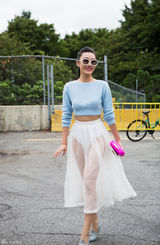 组图：司卉亮相时装周 百变造型妩媚时尚