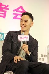 组图：《暴走神探》杀青 周冬雨“表白”阮经天