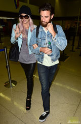 组图：Kesha挽大胡子男友机场恩爱 手掌纹眼睛