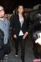 组图：男神福山雅治离台访港 9岁粉丝翘课送机